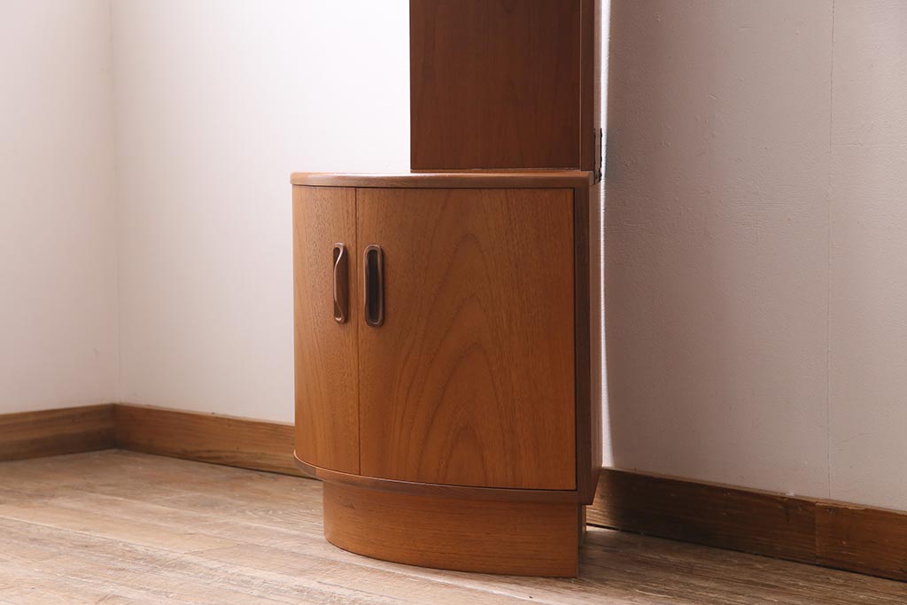 ヴィンテージ家具　G-PLAN(ジープラン)　北欧家具　チーク材　コーナーキャビネット(コーナーシェルフ、棚、戸棚、ビンテージ)(R-044961)