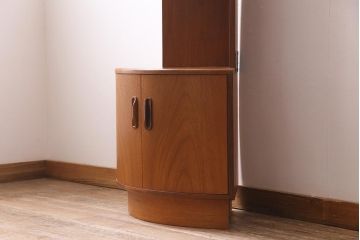 ヴィンテージ家具　G-PLAN(ジープラン)　北欧家具　チーク材　コーナーキャビネット(コーナーシェルフ、棚、戸棚、ビンテージ)(R-044961)