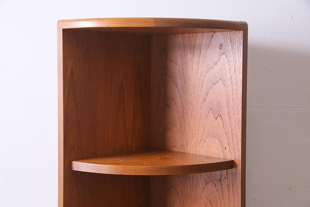ヴィンテージ家具　G-PLAN(ジープラン)　北欧家具　チーク材　コーナーキャビネット(コーナーシェルフ、棚、戸棚、ビンテージ)(R-044961)