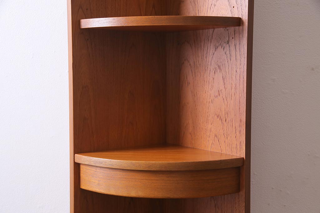 ヴィンテージ家具　G-PLAN(ジープラン)　北欧家具　チーク材　コーナーキャビネット(コーナーシェルフ、棚、戸棚、ビンテージ)(R-044961)