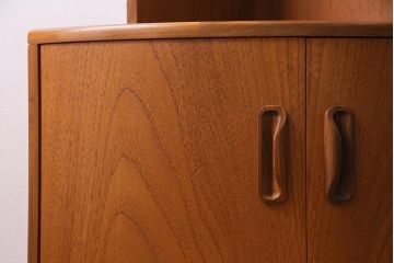 ヴィンテージ家具　G-PLAN(ジープラン)　北欧家具　チーク材　コーナーキャビネット(コーナーシェルフ、棚、戸棚、ビンテージ)(R-044961)