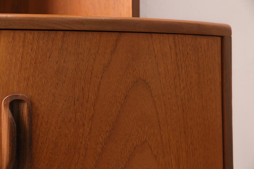 ヴィンテージ家具　G-PLAN(ジープラン)　北欧家具　チーク材　コーナーキャビネット(コーナーシェルフ、棚、戸棚、ビンテージ)(R-044961)