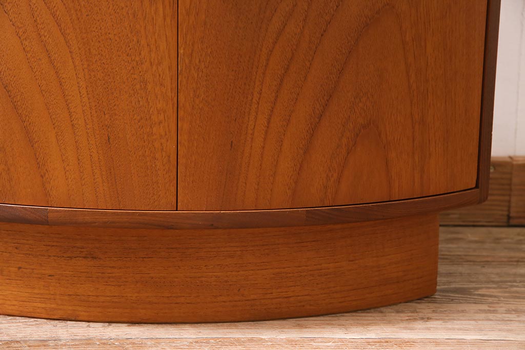 ヴィンテージ家具　G-PLAN(ジープラン)　北欧家具　チーク材　コーナーキャビネット(コーナーシェルフ、棚、戸棚、ビンテージ)(R-044961)