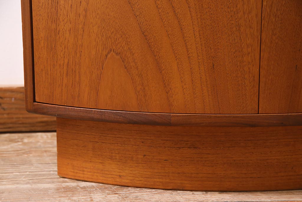 ヴィンテージ家具　G-PLAN(ジープラン)　北欧家具　チーク材　コーナーキャビネット(コーナーシェルフ、棚、戸棚、ビンテージ)(R-044961)