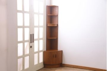 ヴィンテージ家具　G-PLAN(ジープラン)　北欧家具　チーク材　コーナーキャビネット(コーナーシェルフ、棚、戸棚、ビンテージ)(R-044961)