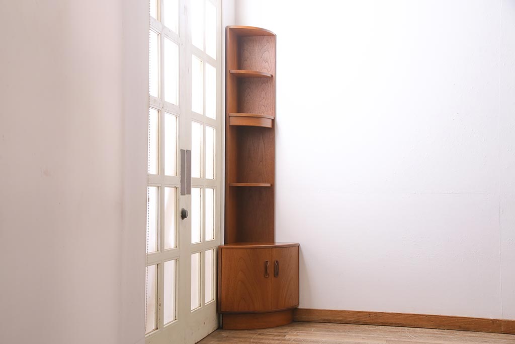 ヴィンテージ家具　G-PLAN(ジープラン)　北欧家具　チーク材　コーナーキャビネット(コーナーシェルフ、棚、戸棚、ビンテージ)(R-044961)