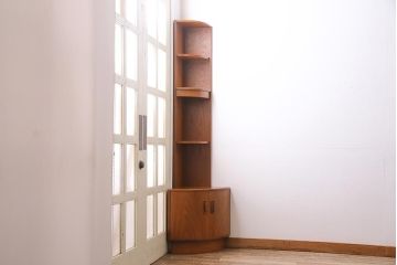 ヴィンテージ家具　G-PLAN(ジープラン)　北欧家具　チーク材　コーナーキャビネット(コーナーシェルフ、棚、戸棚、ビンテージ)(R-044961)