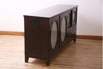 アンティーク家具　和製　大正ロマン　前面縞黒檀材　すりガラス入り　丸窓と透かし彫りの意匠が優美な印象のリビングボード(収納棚)(R-044962)