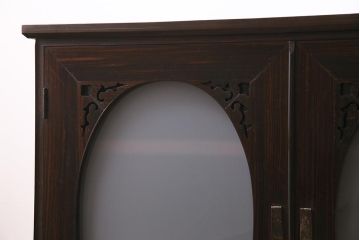 アンティーク家具　和製　大正ロマン　前面縞黒檀材　すりガラス入り　丸窓と透かし彫りの意匠が優美な印象のリビングボード(収納棚)(R-044962)
