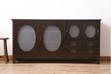 アンティーク家具　和製　大正ロマン　前面縞黒檀材　すりガラス入り　丸窓と透かし彫りの意匠が優美な印象のリビングボード(収納棚)(R-044962)
