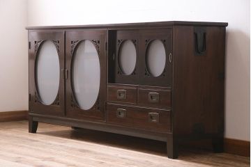 アンティーク家具　和製　大正ロマン　前面縞黒檀材　すりガラス入り　丸窓と透かし彫りの意匠が優美な印象のリビングボード(収納棚)(R-044962)