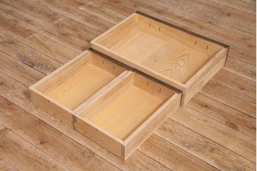アンティーク家具　和製　大正ロマン　前面縞黒檀材　すりガラス入り　丸窓と透かし彫りの意匠が優美な印象のリビングボード(収納棚)(R-044962)