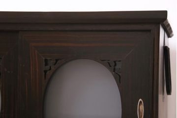 アンティーク家具　和製　大正ロマン　前面縞黒檀材　すりガラス入り　丸窓と透かし彫りの意匠が優美な印象のリビングボード(収納棚)(R-044962)
