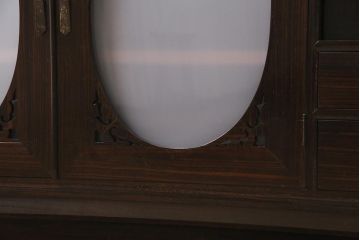 アンティーク家具　和製　大正ロマン　前面縞黒檀材　すりガラス入り　丸窓と透かし彫りの意匠が優美な印象のリビングボード(収納棚)(R-044962)