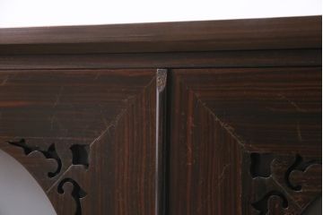 アンティーク家具　和製　大正ロマン　前面縞黒檀材　すりガラス入り　丸窓と透かし彫りの意匠が優美な印象のリビングボード(収納棚)(R-044962)