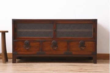 アンティーク家具　和製　大正期　前面ケヤキ材　脚付きリメイク　ダイヤガラス入り　漆塗りのローボード(テレビ台、収納棚)(R-044963)