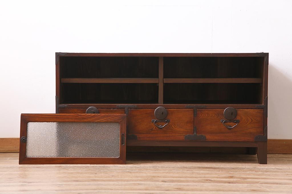 アンティーク家具　和製　大正期　前面ケヤキ材　脚付きリメイク　ダイヤガラス入り　漆塗りのローボード(テレビ台、収納棚)(R-044963)