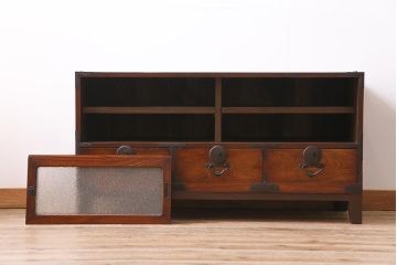 アンティーク家具　和製　大正期　前面ケヤキ材　脚付きリメイク　ダイヤガラス入り　漆塗りのローボード(テレビ台、収納棚)(R-044963)