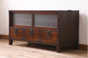 アンティーク家具　和製　大正期　前面ケヤキ材　脚付きリメイク　ダイヤガラス入り　漆塗りのローボード(テレビ台、収納棚)(R-044963)