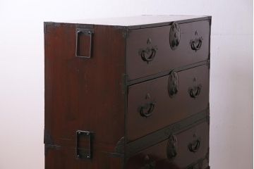 アンティーク家具　和製　明治期　前面ケヤキ材　漆塗り　縁起物の金具が魅力の二本松箪笥(重ね箪笥、引き出し、衣装箪笥)(R-044964)