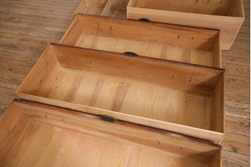 アンティーク家具　和製　明治期　前面ケヤキ材　漆塗り　縁起物の金具が魅力の二本松箪笥(重ね箪笥、引き出し、衣装箪笥)(R-044964)