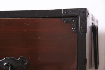 アンティーク家具　和製　明治期　前面ケヤキ材　漆塗り　縁起物の金具が魅力の二本松箪笥(重ね箪笥、引き出し、衣装箪笥)(R-044964)