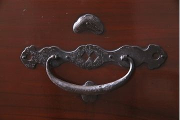 アンティーク家具　和製　明治期　前面ケヤキ材　漆塗り　縁起物の金具が魅力の二本松箪笥(重ね箪笥、引き出し、衣装箪笥)(R-044964)