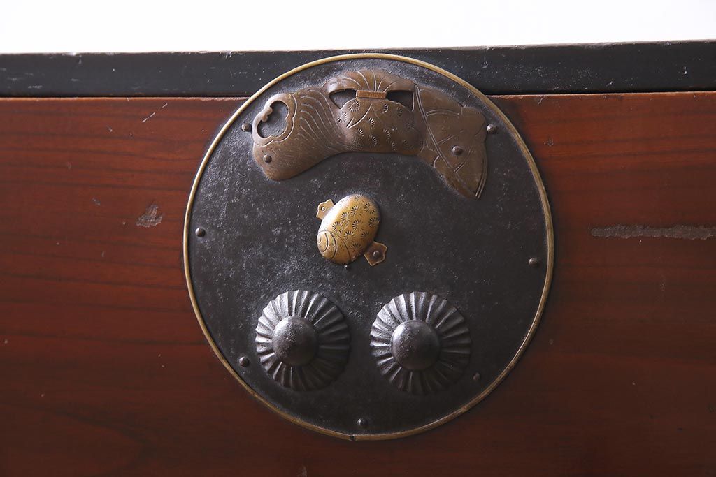 アンティーク家具　和製　明治期　前面ケヤキ材　漆塗り　縁起物の金具が魅力の二本松箪笥(重ね箪笥、引き出し、衣装箪笥)(R-044964)