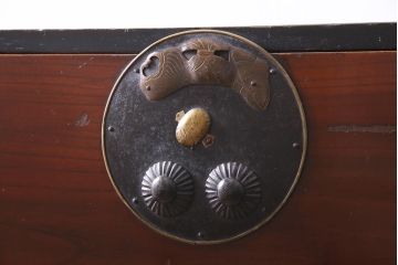 アンティーク家具　和製　明治期　前面ケヤキ材　漆塗り　縁起物の金具が魅力の二本松箪笥(重ね箪笥、引き出し、衣装箪笥)(R-044964)