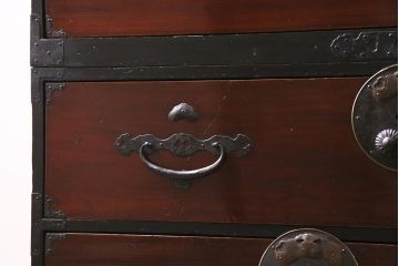 アンティーク家具　和製　明治期　前面ケヤキ材　漆塗り　縁起物の金具が魅力の二本松箪笥(重ね箪笥、引き出し、衣装箪笥)(R-044964)