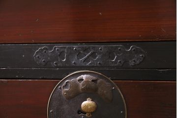 アンティーク家具　和製　明治期　前面ケヤキ材　漆塗り　縁起物の金具が魅力の二本松箪笥(重ね箪笥、引き出し、衣装箪笥)(R-044964)