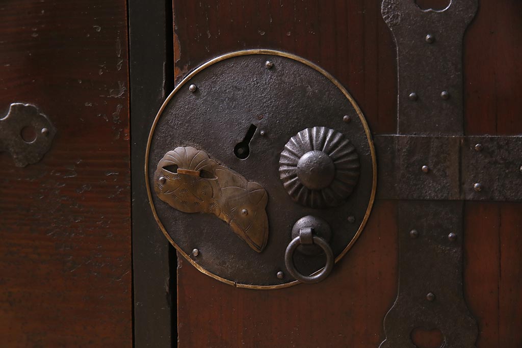 アンティーク家具　和製　明治期　前面ケヤキ材　漆塗り　縁起物の金具が魅力の二本松箪笥(重ね箪笥、引き出し、衣装箪笥)(R-044964)