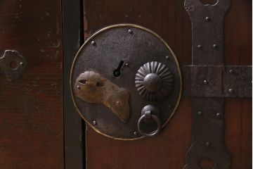 アンティーク家具　和製　明治期　前面ケヤキ材　漆塗り　縁起物の金具が魅力の二本松箪笥(重ね箪笥、引き出し、衣装箪笥)(R-044964)