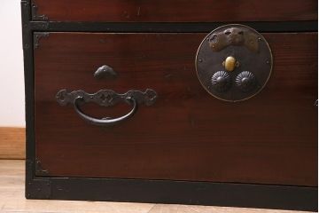 アンティーク家具　和製　明治期　前面ケヤキ材　漆塗り　縁起物の金具が魅力の二本松箪笥(重ね箪笥、引き出し、衣装箪笥)(R-044964)