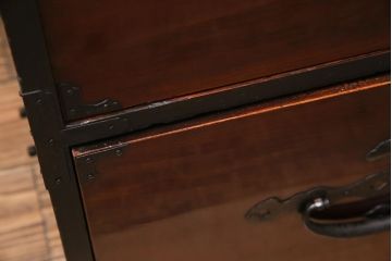 アンティーク家具　和製　明治期　前面ケヤキ材　漆塗り　縁起物の金具が魅力の二本松箪笥(重ね箪笥、引き出し、衣装箪笥)(R-044964)