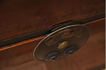 アンティーク家具　和製　明治期　前面ケヤキ材　漆塗り　縁起物の金具が魅力の二本松箪笥(重ね箪笥、引き出し、衣装箪笥)(R-044964)