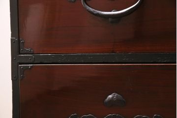 アンティーク家具　和製　明治期　前面ケヤキ材　漆塗り　縁起物の金具が魅力の二本松箪笥(重ね箪笥、引き出し、衣装箪笥)(R-044964)