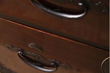 アンティーク家具　和製　明治期　前面ケヤキ材　漆塗り　縁起物の金具が魅力の二本松箪笥(重ね箪笥、引き出し、衣装箪笥)(R-044964)