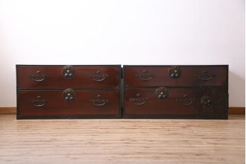 アンティーク家具　和製　明治期　前面ケヤキ材　漆塗り　縁起物の金具が魅力の二本松箪笥(重ね箪笥、引き出し、衣装箪笥)(R-044964)