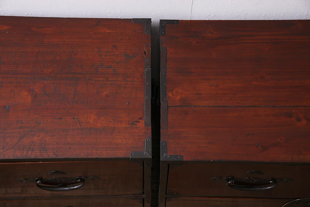 アンティーク家具　和製　明治期　前面ケヤキ材　漆塗り　縁起物の金具が魅力の二本松箪笥(重ね箪笥、引き出し、衣装箪笥)(R-044964)