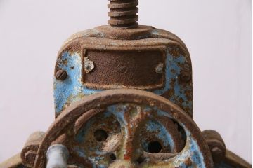 ジャンク品　昭和レトロ　USIKUBOSIKI(牛窪鉄工所)　古い手回しかき氷機(ディスプレイ、置物)(R-044966)