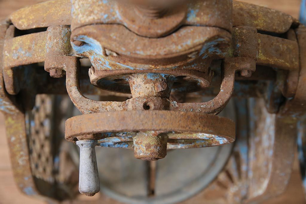 ジャンク品　昭和レトロ　USIKUBOSIKI(牛窪鉄工所)　古い手回しかき氷機(ディスプレイ、置物)(R-044966)