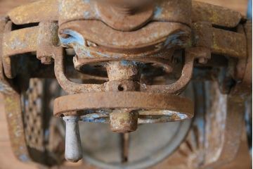 ジャンク品　昭和レトロ　USIKUBOSIKI(牛窪鉄工所)　古い手回しかき氷機(ディスプレイ、置物)(R-044966)