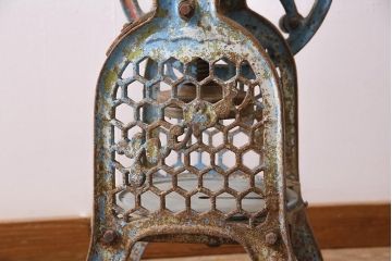 ジャンク品　昭和レトロ　USIKUBOSIKI(牛窪鉄工所)　古い手回しかき氷機(ディスプレイ、置物)(R-044966)