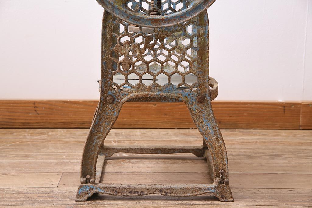 ジャンク品　昭和レトロ　USIKUBOSIKI(牛窪鉄工所)　古い手回しかき氷機(ディスプレイ、置物)(R-044966)