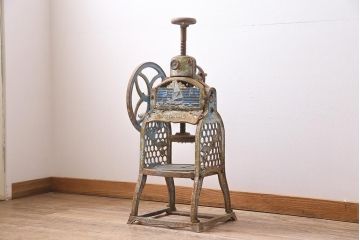 ジャンク品　昭和レトロ　USIKUBOSIKI(牛窪鉄工所)　古い手回しかき氷機(ディスプレイ、置物)(R-044966)