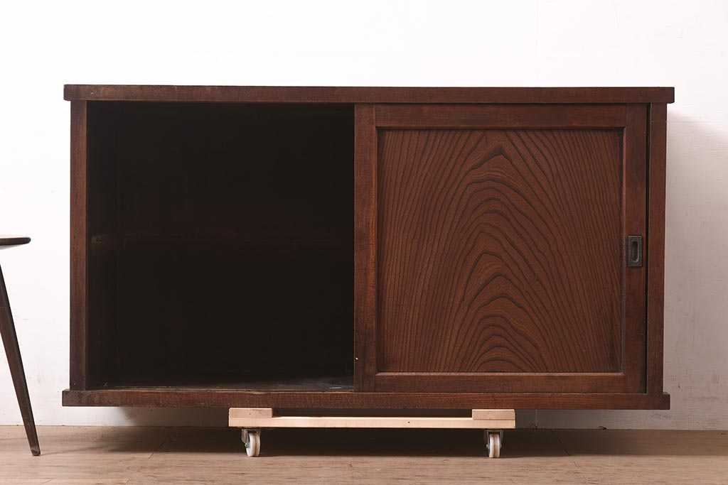 アンティーク家具　明治期　前面欅(ケヤキ)材　力強い杢目が目を引く戸棚(ローボード、テレビ台、テレビボード)(R-044978)