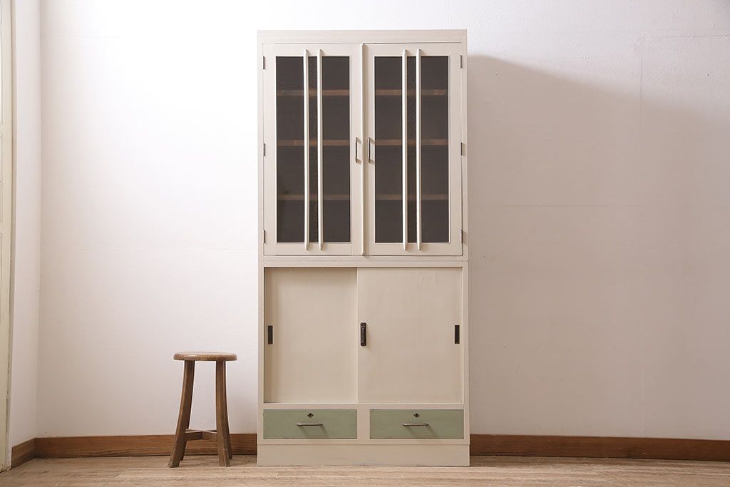 レトロ家具　ホワイトとグリーンのバイカラーがおしゃれなペイント戸棚(食器棚、収納棚、キャビネット)(R-044980)