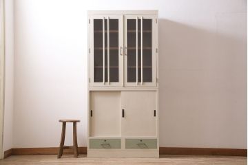 レトロ家具　ホワイトとグリーンのバイカラーがおしゃれなペイント戸棚(食器棚、収納棚、キャビネット)(R-044980)