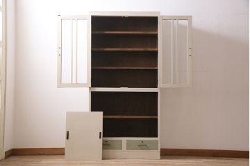 レトロ家具　ホワイトとグリーンのバイカラーがおしゃれなペイント戸棚(食器棚、収納棚、キャビネット)(R-044980)